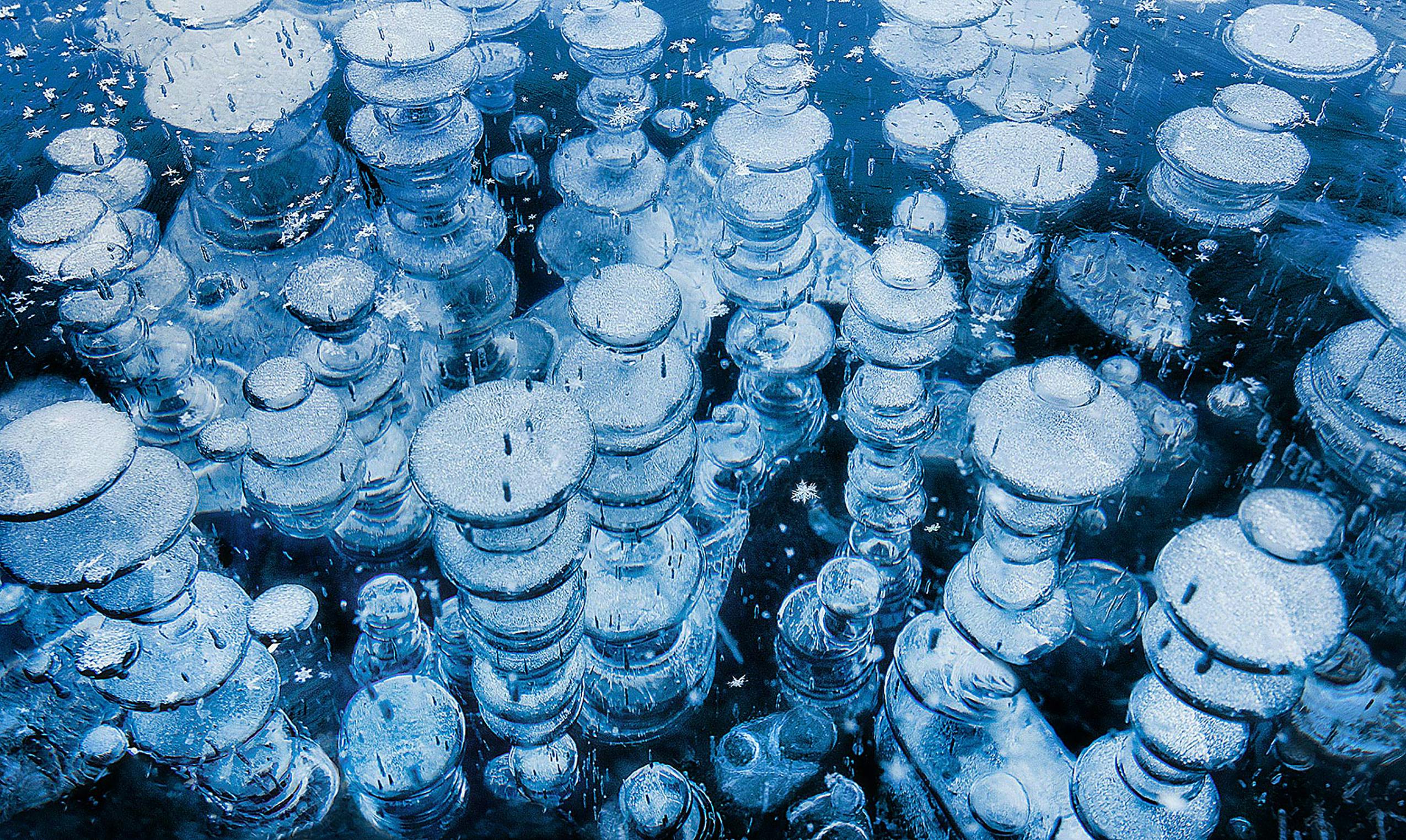 Замерзающая вода в воздухе. Замерзшие пузыри метана в Байкале.. Застывшие метановые пузыри (Канада). Метановые пузырьки на Байкале. Замерзшие пузыри на Байкале.