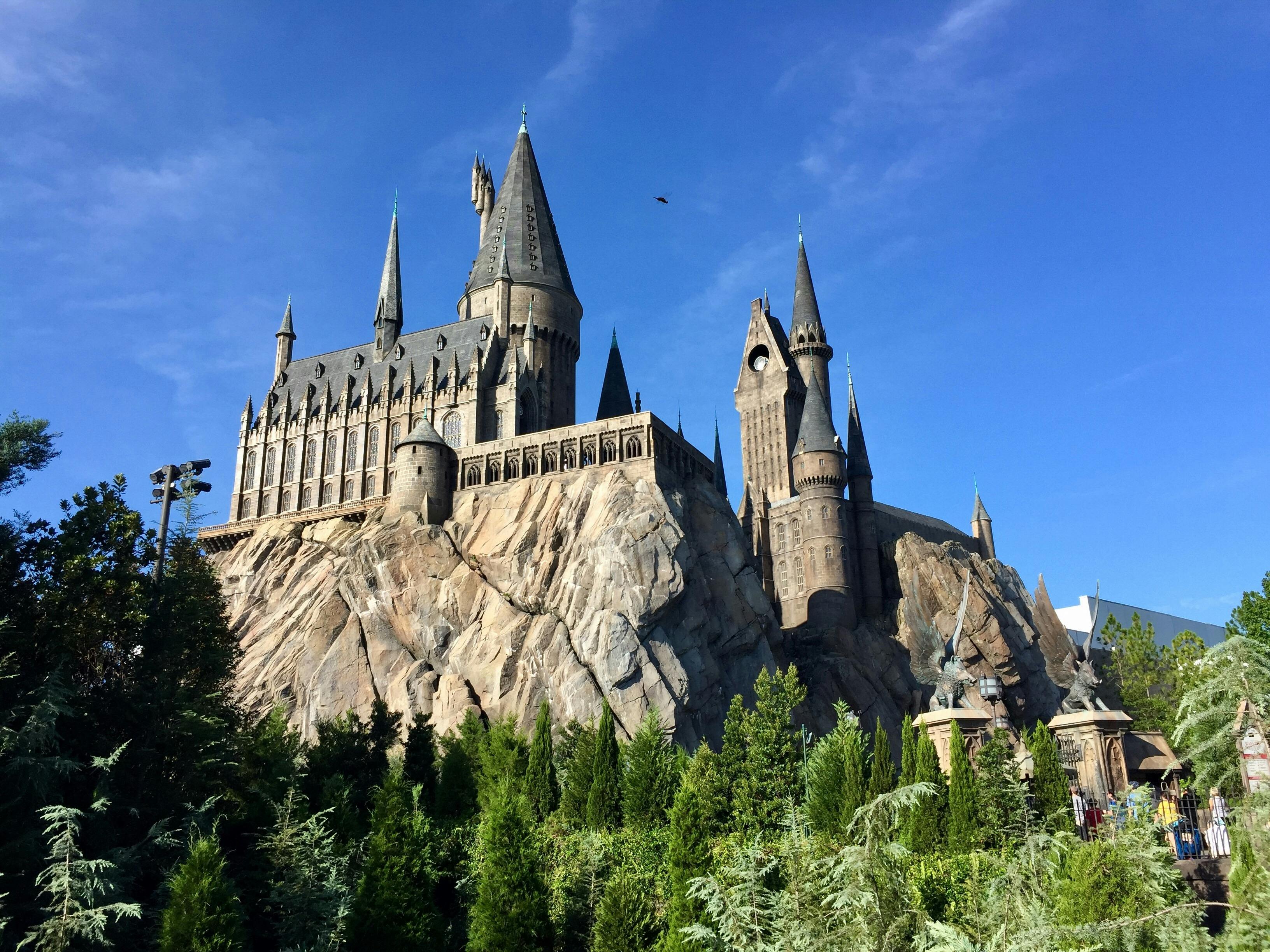 Harry potter castling. Хогвартс. Гарри Поттер. Хогвартс. Замок Гарри Поттера. Хогвартс Гарри Поттер замок днем.