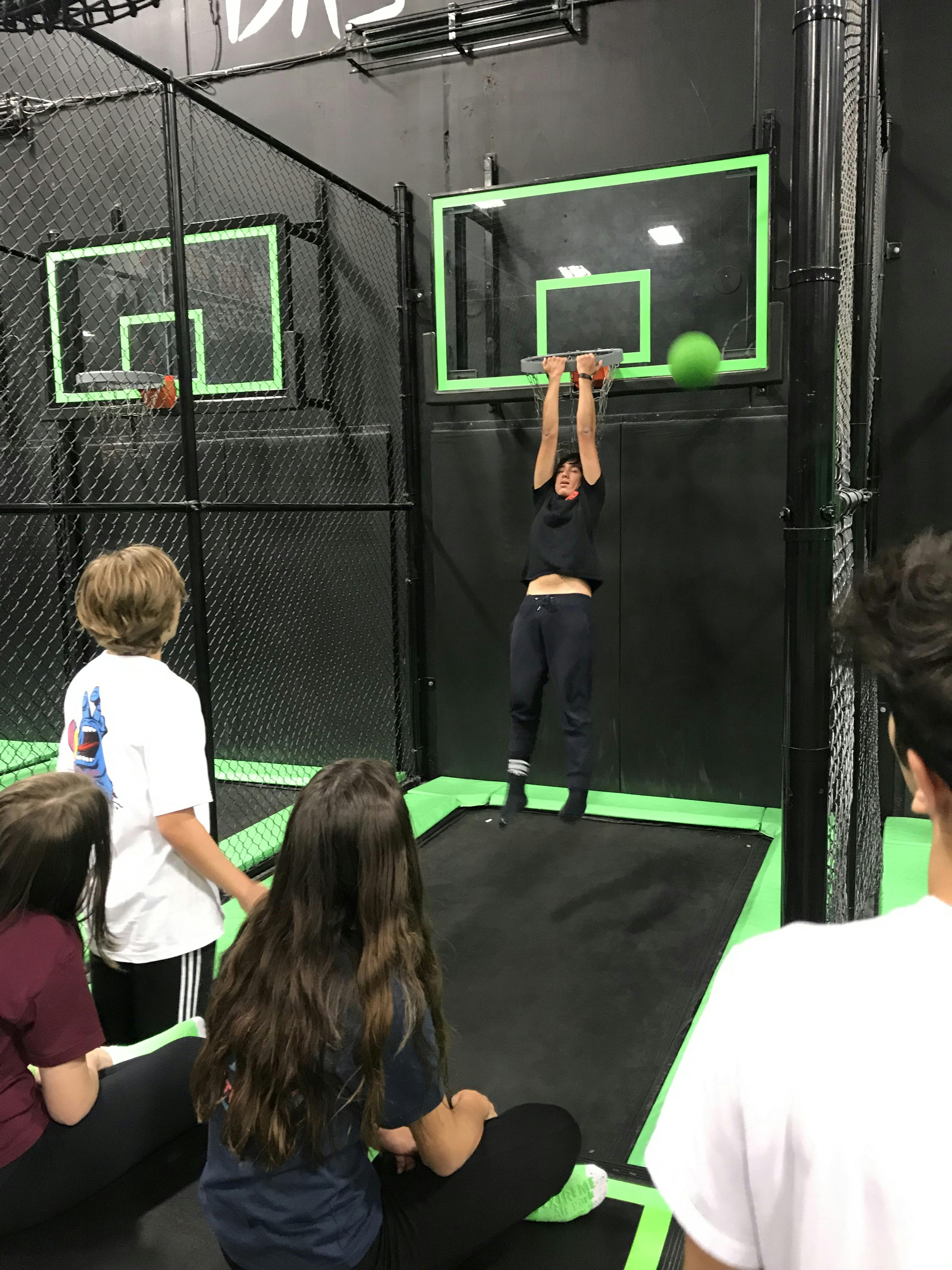 Trampoline Park e Victoria Caia no Mundo