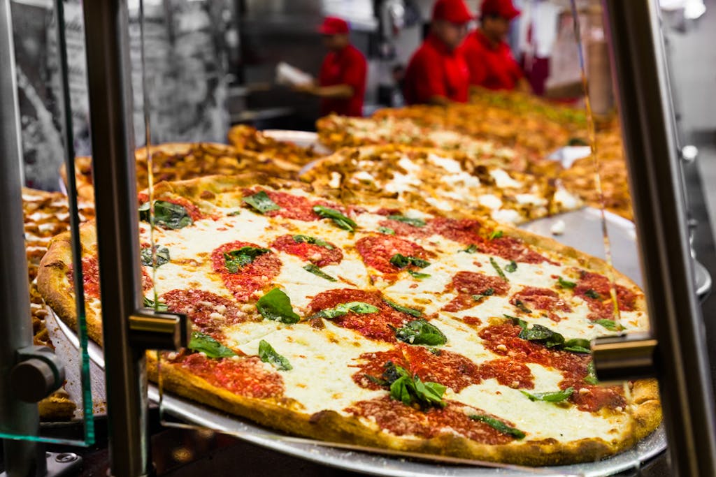 A pizza é um dos pratos imperdíveis de Nova York. Sua presença em quase todos os bairros da cidade faz com que ela esteja em todo lugar.