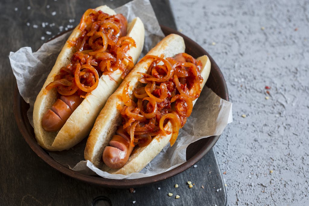 Os hot dogs são muito comuns em estádios ou na frente de exposições e passeios culturais. Isso faz com que ele seja um dos pratos imperdíveis de Nova York.