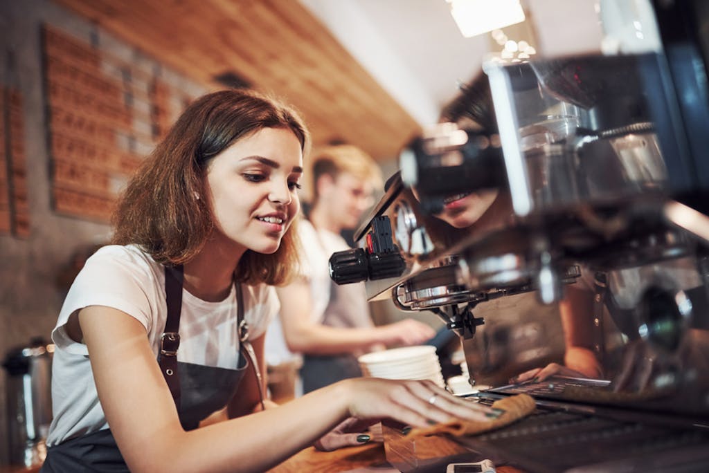 Trabalhar fora: garota servindo café no exterior