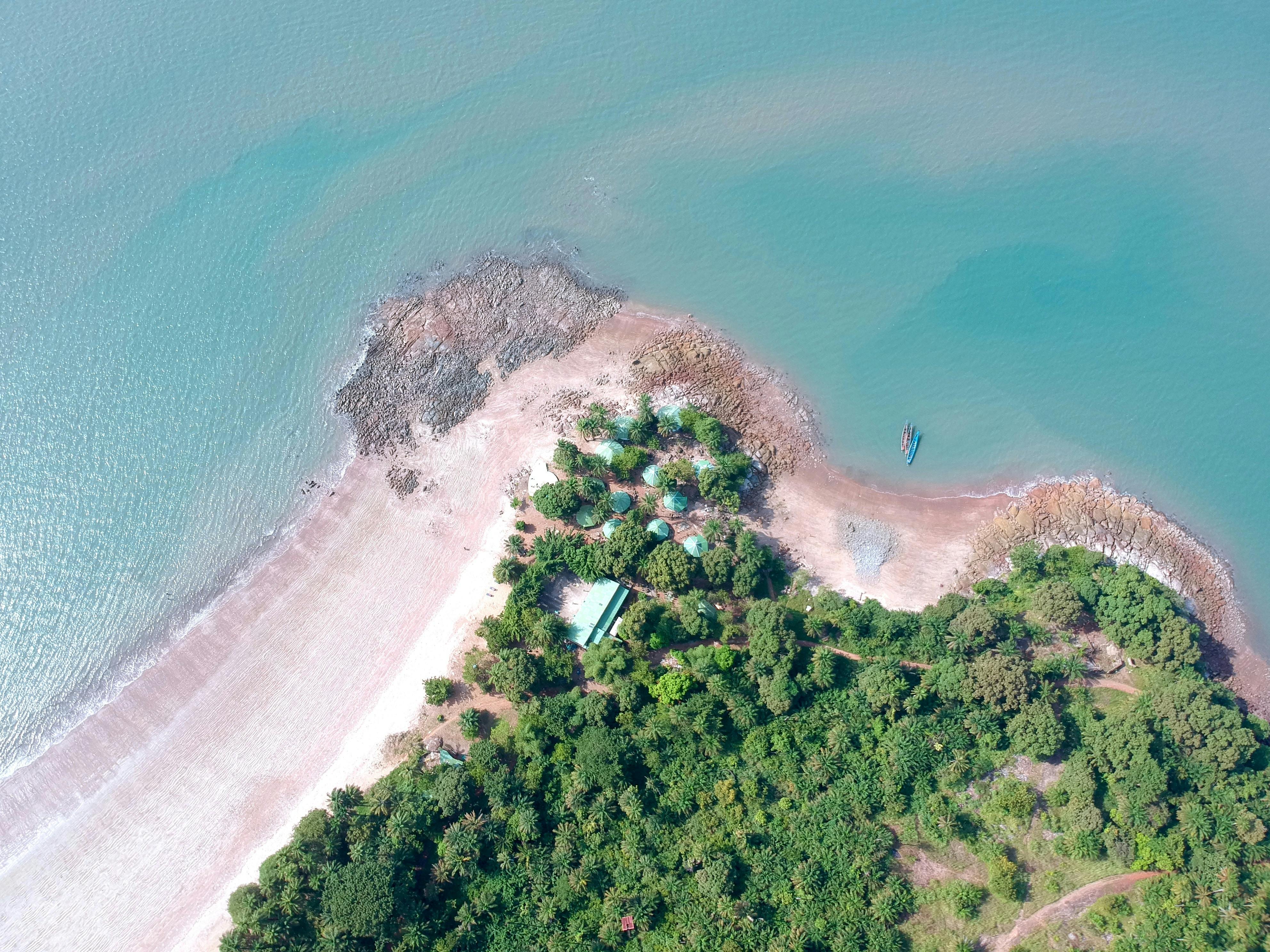 Visão aérea de uma praia na Guiné Equatorial, um dos países que falam espanhol.