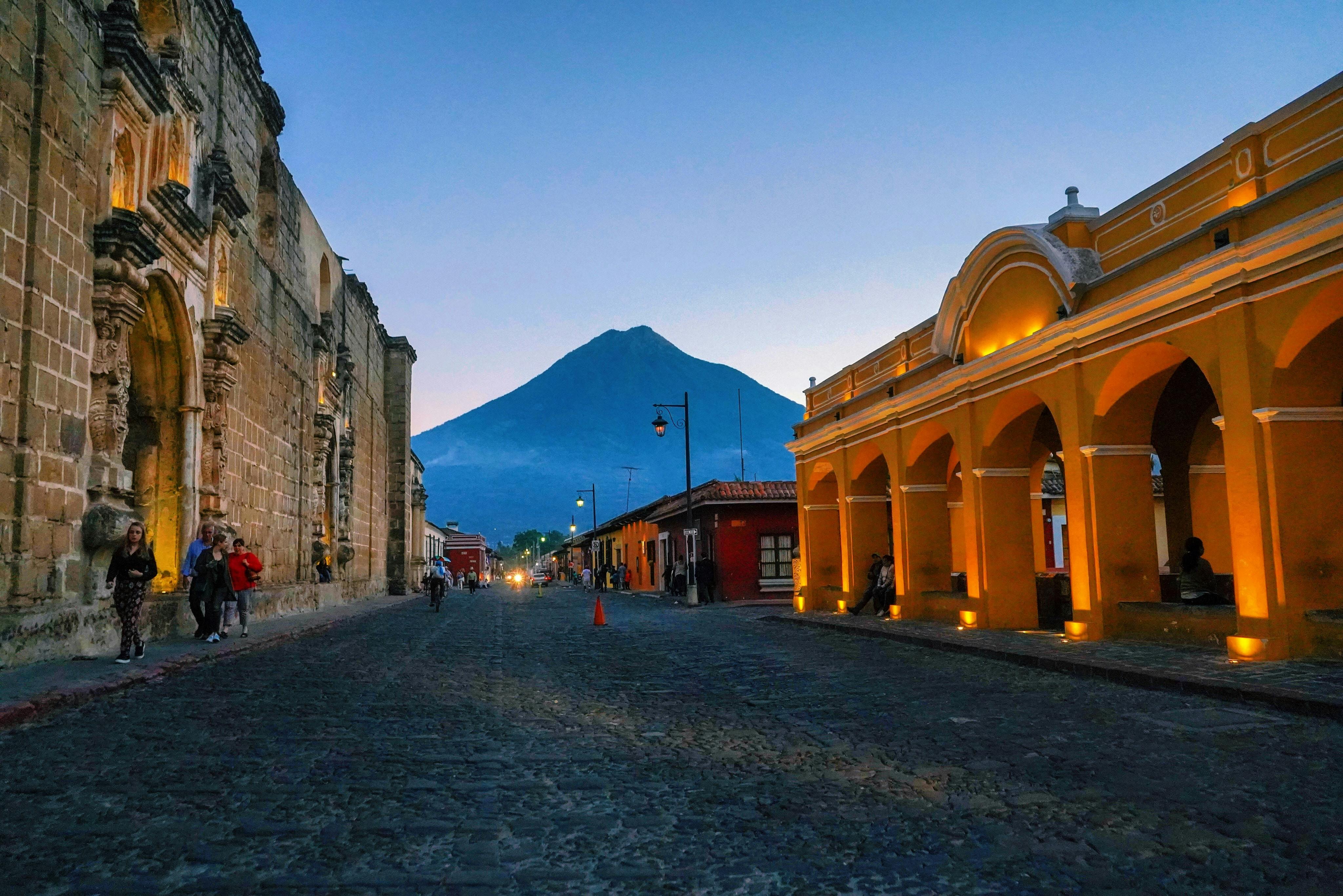 Rua iluminada em uma cidade da Guatemala, um dos países que falam espanhol.