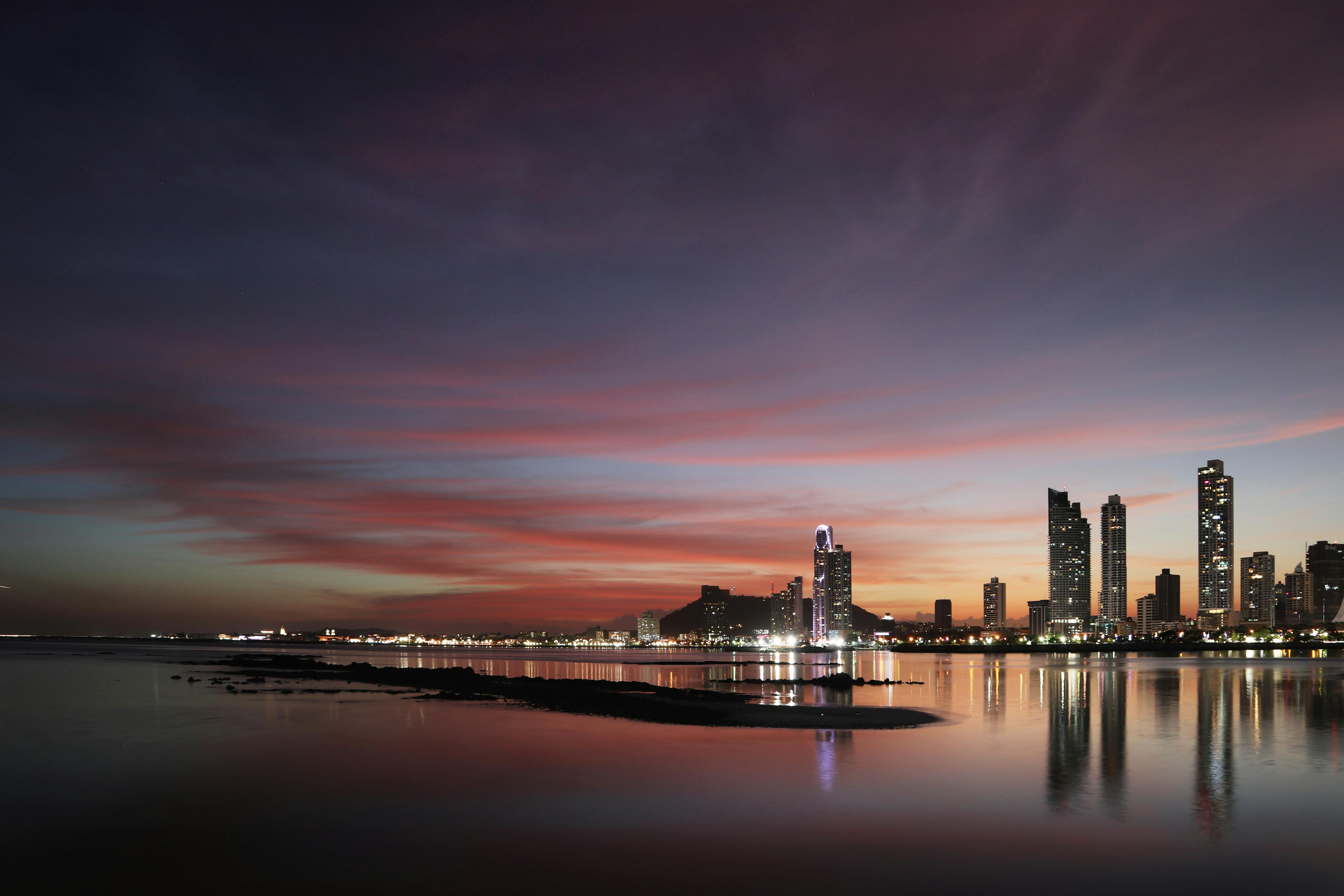 Por do sol com luzes noturnas de uma cidade no Panamá.