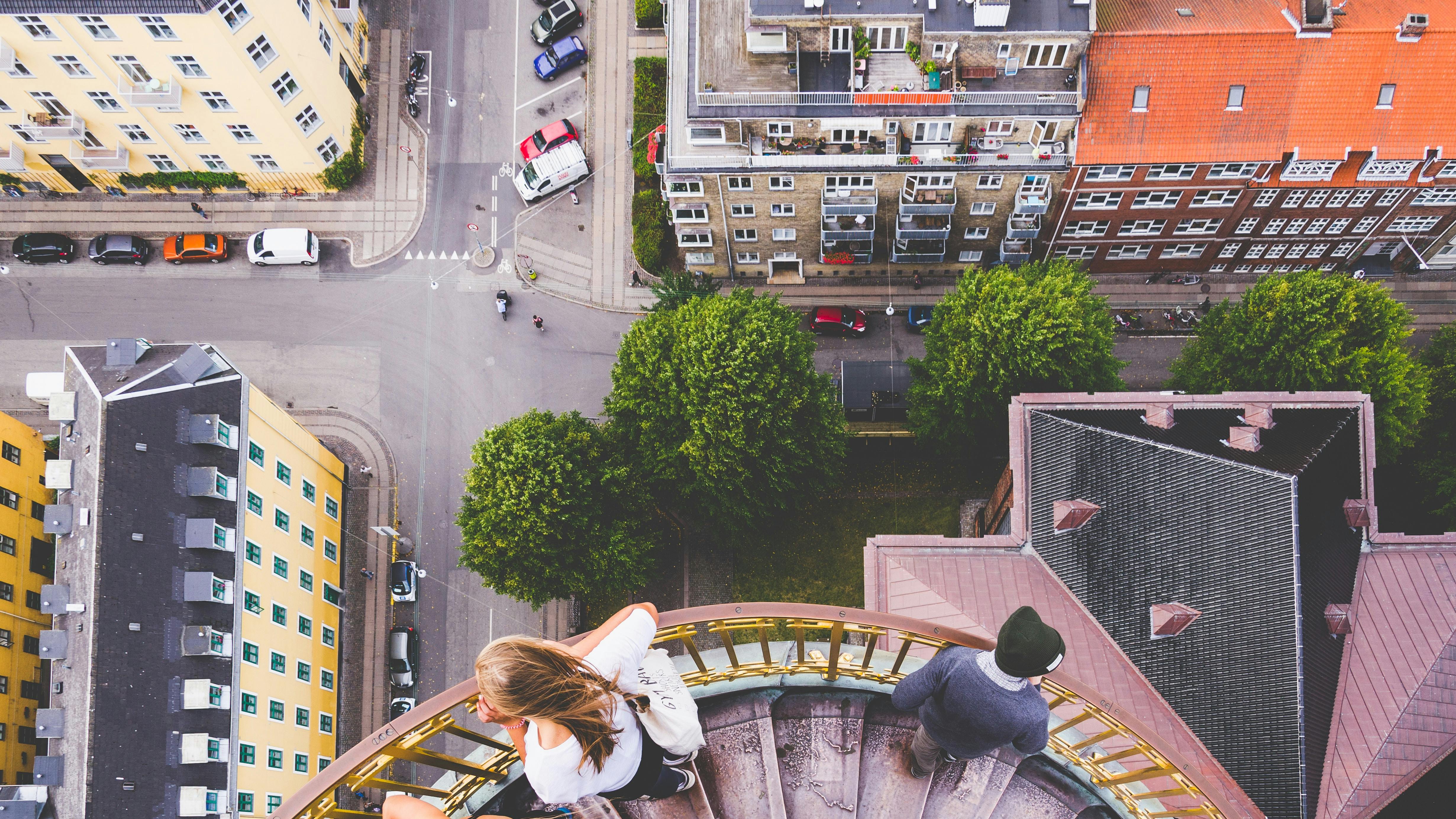 Visão aérea de duas pessoas em uma torre em uma das melhores cidades para se viver: Copenhagem na Dinamarca.
