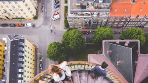 Visão aérea de duas pessoas em uma torre em uma das melhores cidades para se viver: Copenhagem na Dinamarca.