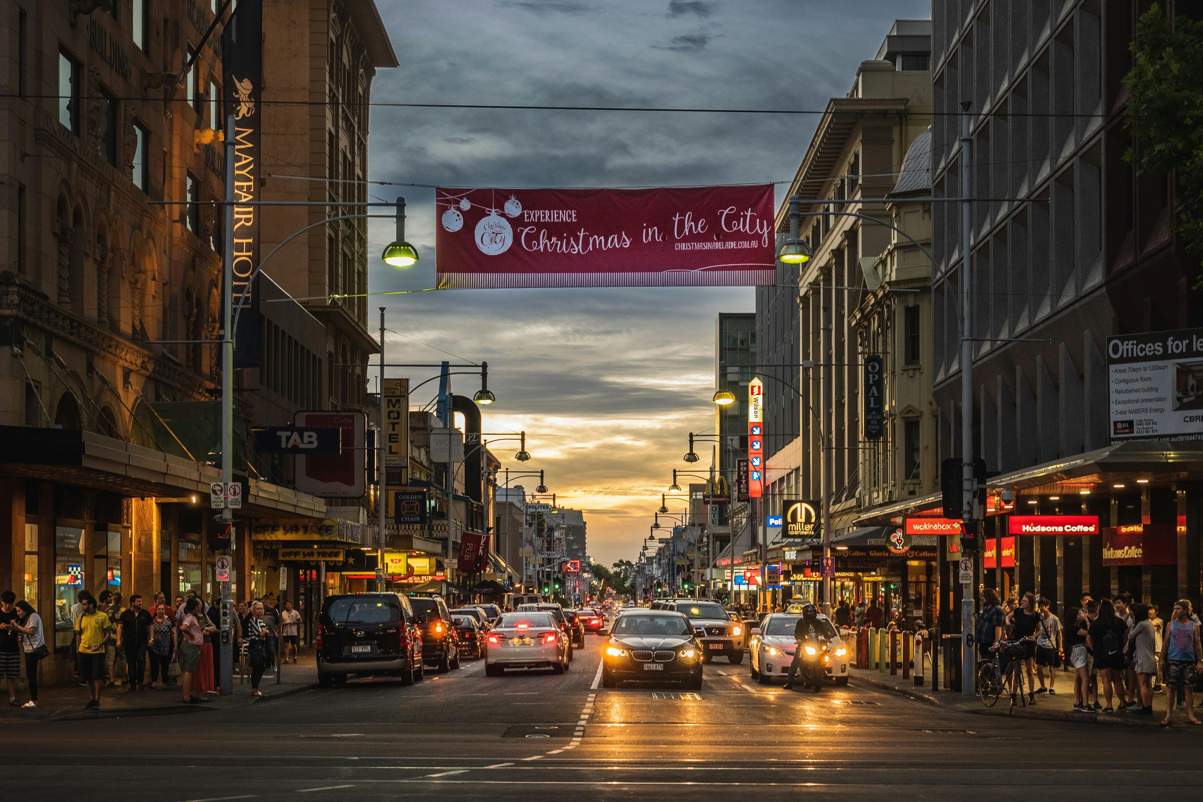 Imagem noturna de um shopping de rua em Adelaide, na Austrália, uma das melhores cidades para se viver.