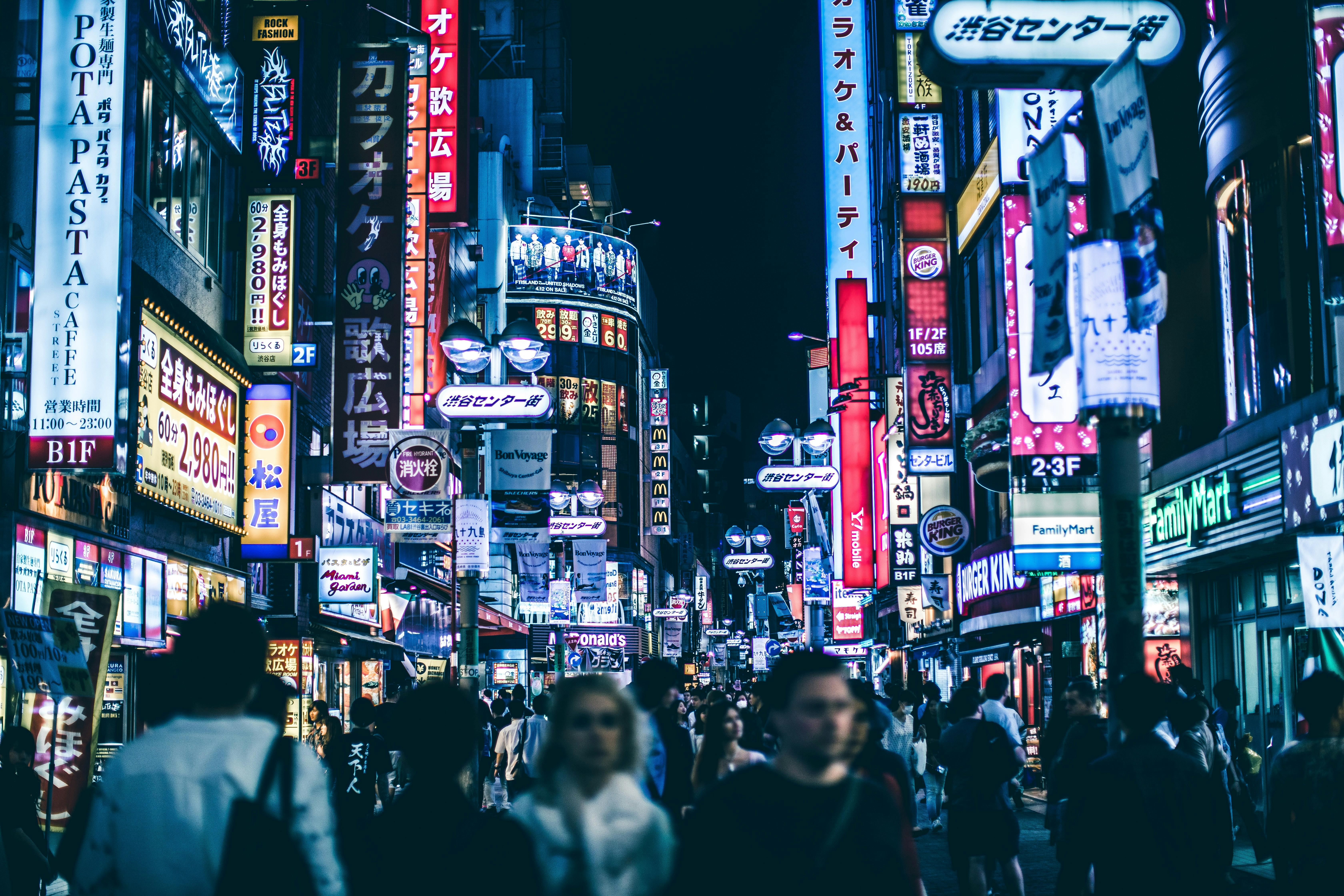 Pessoas andando nas ruas de um bairro badalado de Tóquio, chamado Shibuya.