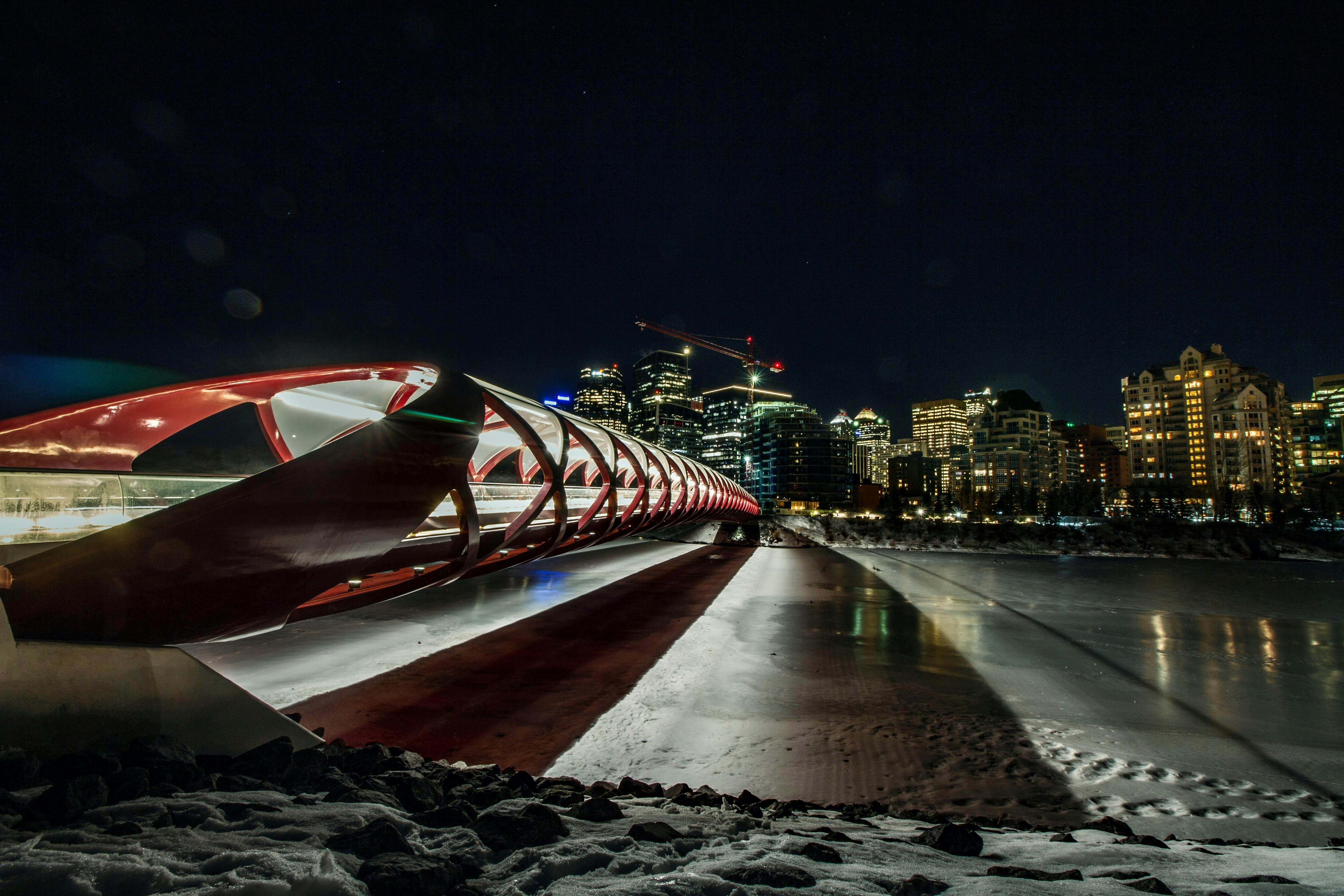Visão noturna de um monumento com uma das melhores cidades para viver ao fundo, Calgary no Canadá.
