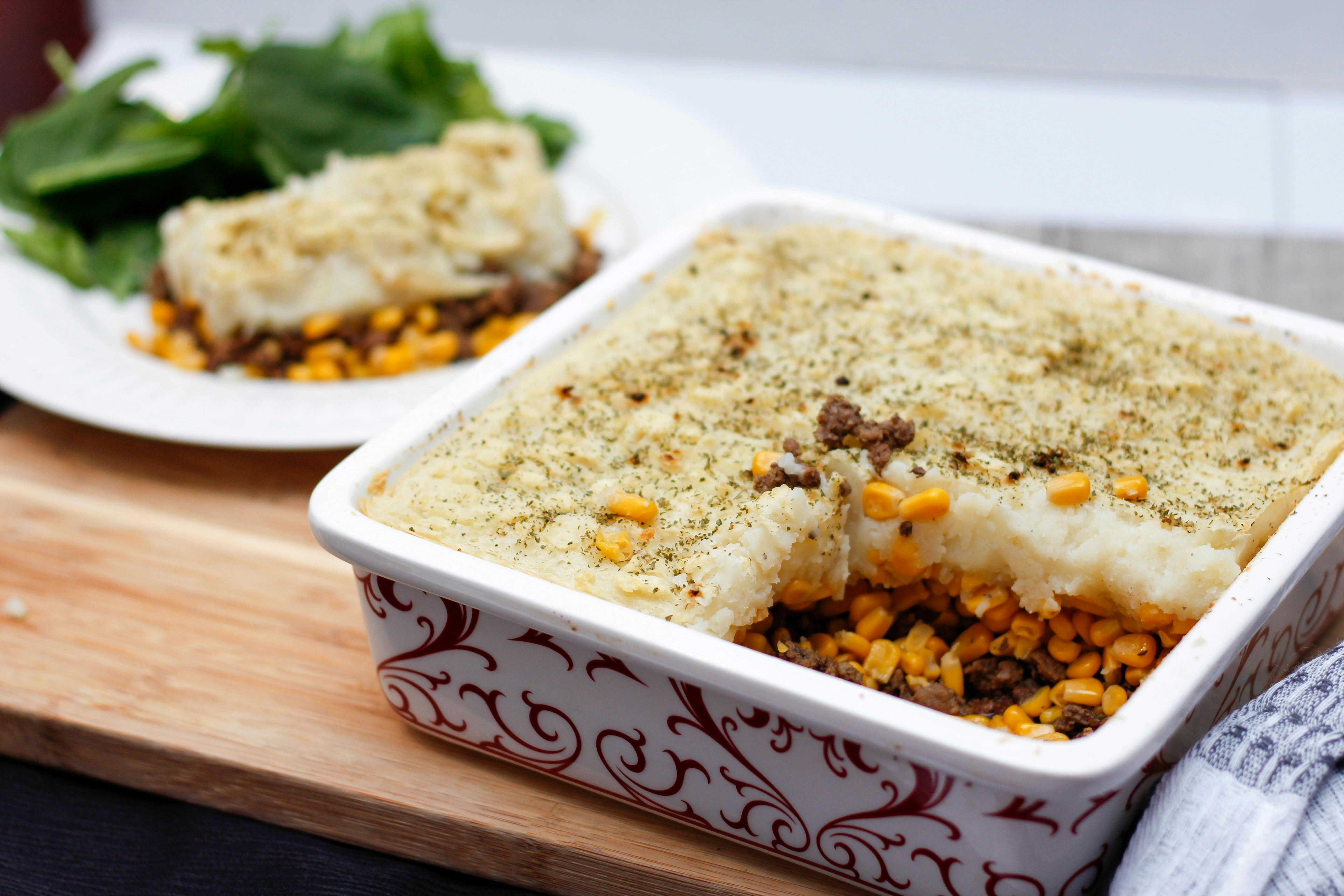 Shepherd's pie, um prato típico inglês, servido em uma assadeira de porcelana.