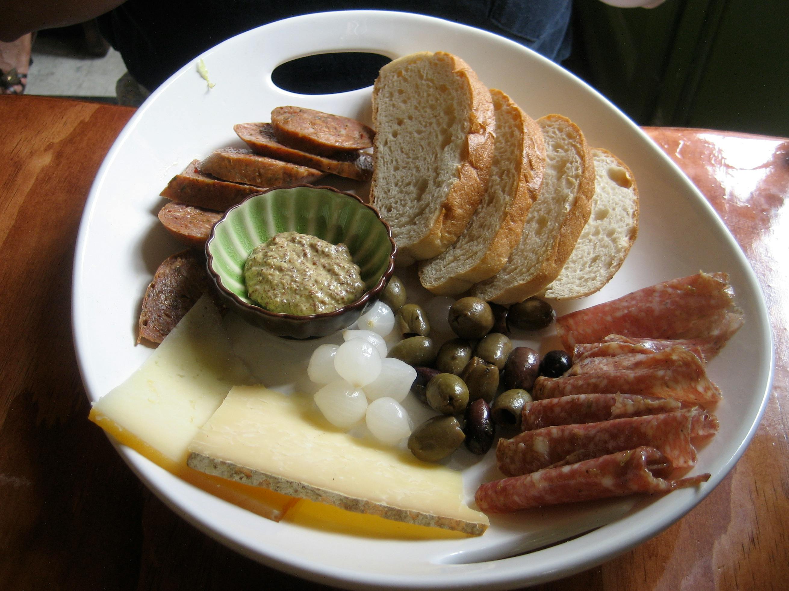 Ploughman's lunch, uma refeição tipicamente inglesa.