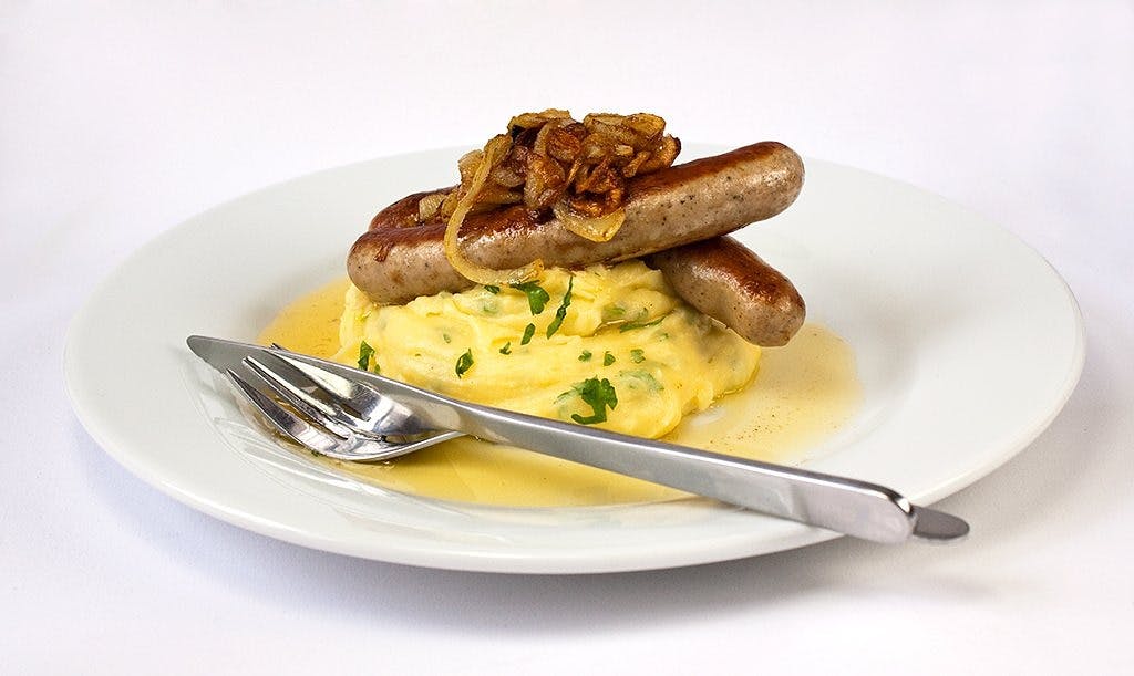 Bangers and mash, uma das comidas típicas da Inglaterra, uma refeição com purê e linguiça.