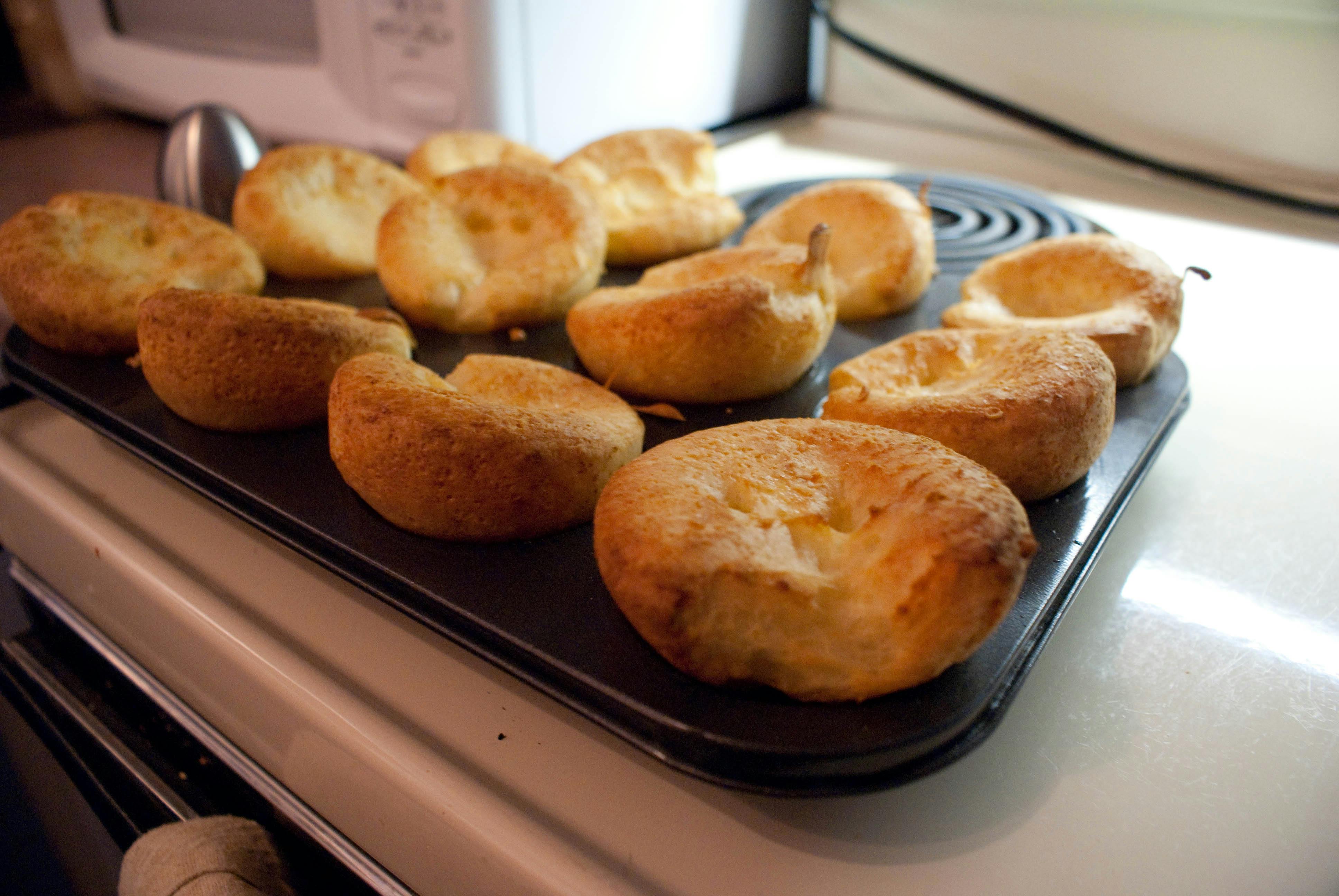 Yorkshire pudding, uma das comidas típicas da Inglaterra, apresentado ainda na assadeira.