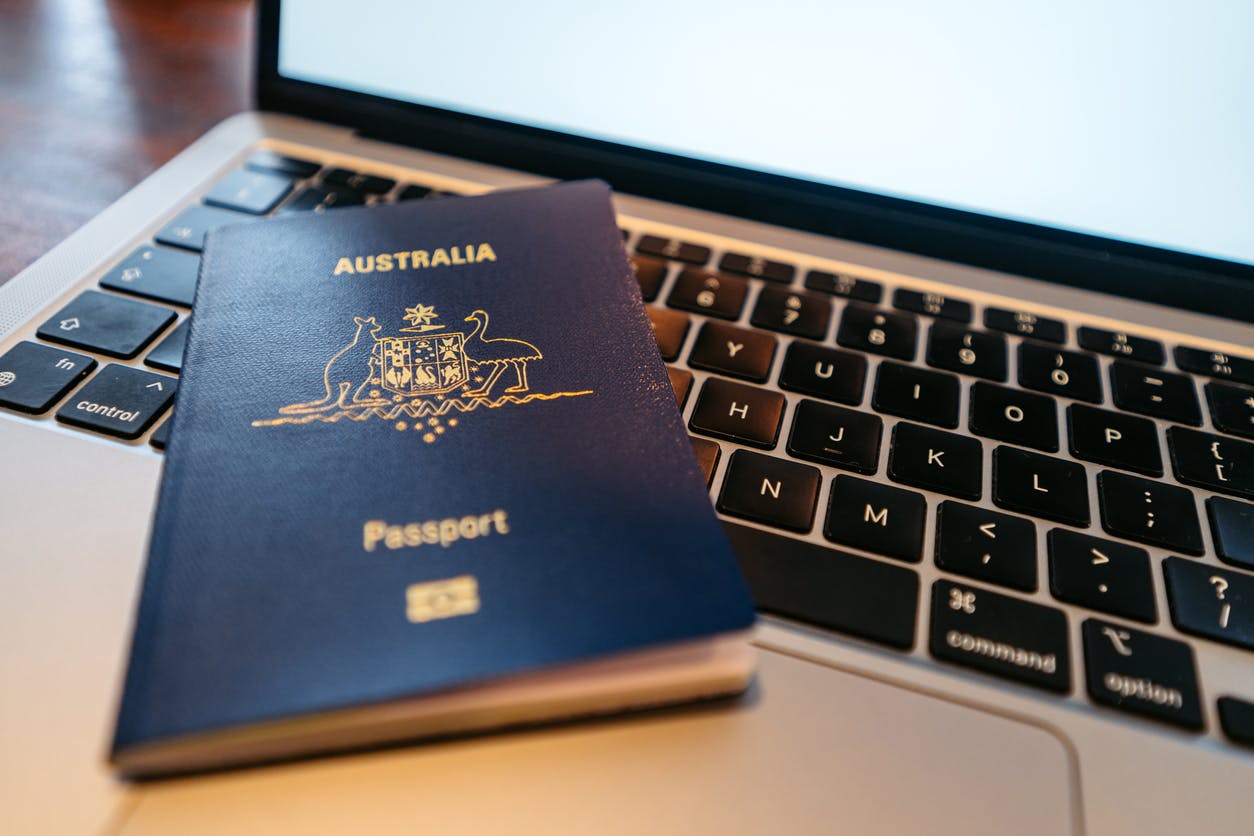 Passaporte australiano sobre um laptop, simbolizando a solicitação de visto australiano.